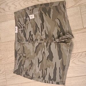 Time and Tru Button Fly Camo Shorts in a Size 16 BNWT!